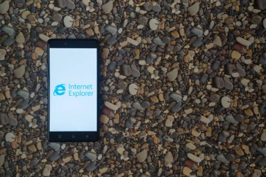Internet explorer logo smartphone cep telefonu ile küçük taş zemin üzerine