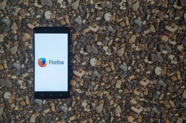Mozilla firefox logosu smartphone cep telefonu ile küçük taş zemin üzerine