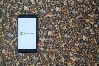Microsoft logo smartphone cep telefonu ile küçük taş zemin üzerine