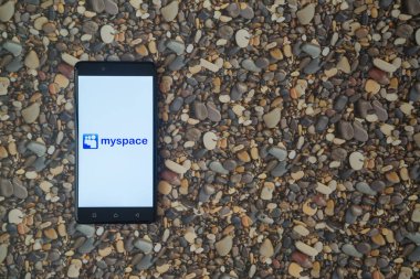 Smartphone küçük taş zemin üzerine logosuna MySpace