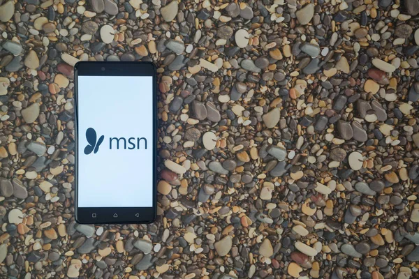 MSN λογότυπο στο smartphone σε φόντο από μικρές πέτρες — Φωτογραφία Αρχείου