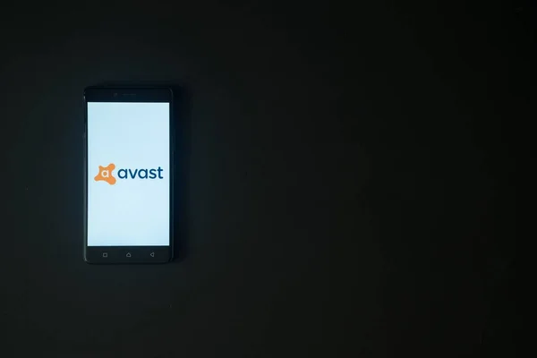 Logotipo de Avast en la pantalla del smartphone sobre fondo negro — Foto de Stock