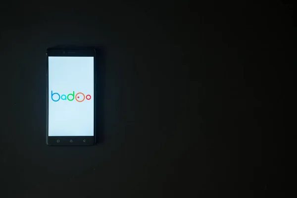 Logotipo de Badoo en la pantalla del smartphone sobre fondo negro — Foto de Stock