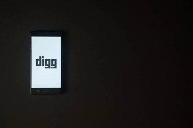 Digg logo üstünde smartphone perde siyah arka plan üzerine