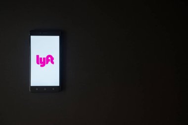 Lyft logo üstünde smartphone perde siyah arka plan üzerine