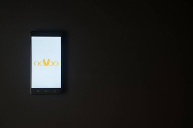 OoVoo logo üstünde smartphone perde siyah arka plan üzerine