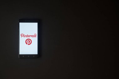 Pinterest logo üstünde smartphone perde siyah arka plan üzerine