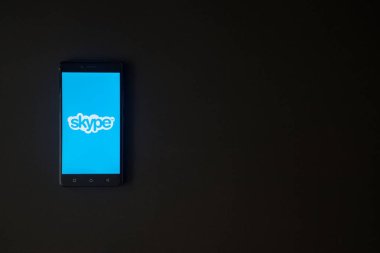 Skype logo üstünde smartphone perde siyah arka plan üzerine