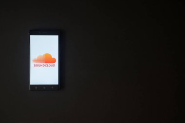 SoundCloud logo üstünde smartphone perde siyah arka plan üzerine