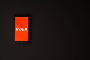 KAV logo üstünde smartphone perde siyah arka plan üzerine