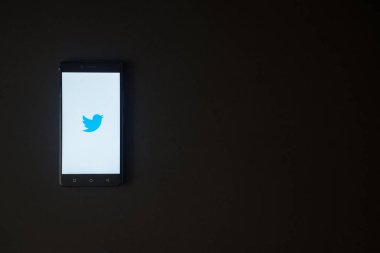 Logo üstünde smartphone perde siyah arka plan üzerinde twitter