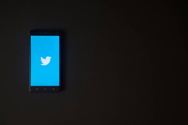 Logo üstünde smartphone perde siyah arka plan üzerinde twitter