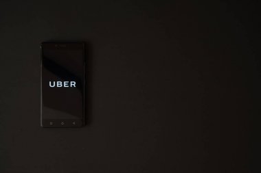 Uber logo üstünde smartphone perde siyah arka plan üzerine