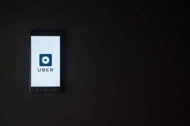 Uber logo üstünde smartphone perde siyah arka plan üzerine