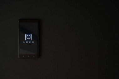 Uber logo üstünde smartphone perde siyah arka plan üzerine