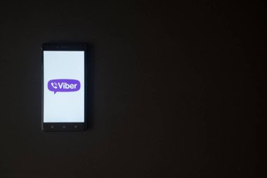 Viber logo üstünde smartphone perde siyah arka plan üzerine