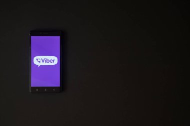Viber logo üstünde smartphone perde siyah arka plan üzerine