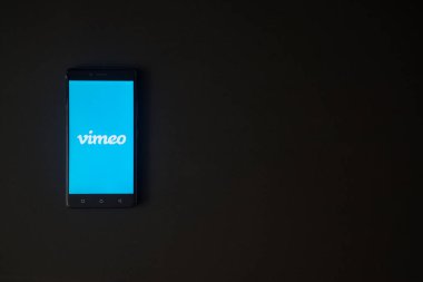 Vimeo logo üstünde smartphone perde siyah arka plan üzerine