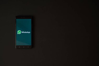 Whatsapp logo üstünde smartphone perde siyah arka plan üzerine
