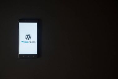 WordPress logo üstünde smartphone perde siyah arka plan üzerine
