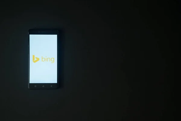 Logotipo de Microsoft Bing en la pantalla del teléfono inteligente sobre fondo negro — Foto de Stock
