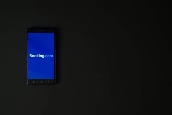 Booking.com jel-ra smartphone képernyő fekete háttér — Stock Fotó