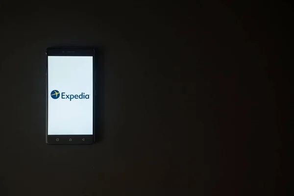 Logo de Expedia en la pantalla del smartphone sobre fondo negro — Foto de Stock
