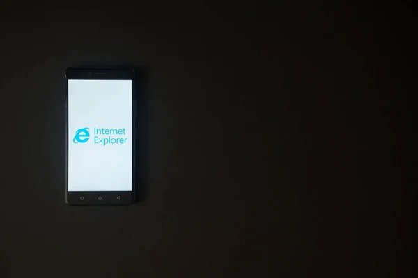 Logo programu Internet explorer na ekranie smartfona na czarnym tle — Zdjęcie stockowe