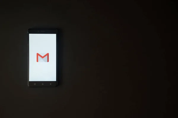 Gmail-logó a smartphone képernyő fekete háttér — Stock Fotó