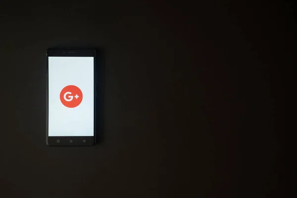 Google plus logotipo na tela do smartphone no fundo preto — Fotografia de Stock