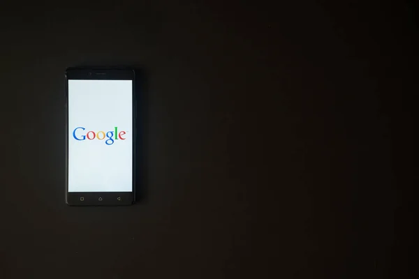 ब्लैक पृष्ठभूमि पर स्मार्टफ़ोन स्क्रीन पर Google लोगो — स्टॉक फ़ोटो, इमेज