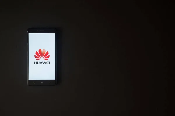 Логотип Huawei на экране смартфона на черном фоне — стоковое фото