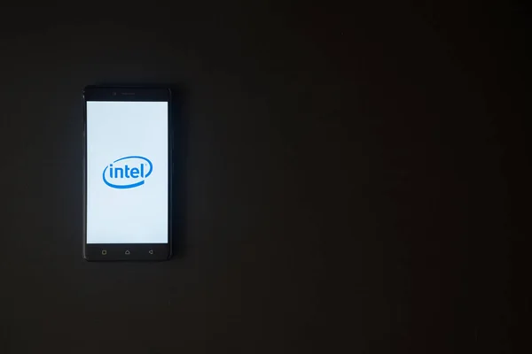 Intel logó a smartphone képernyő fekete háttér — Stock Fotó