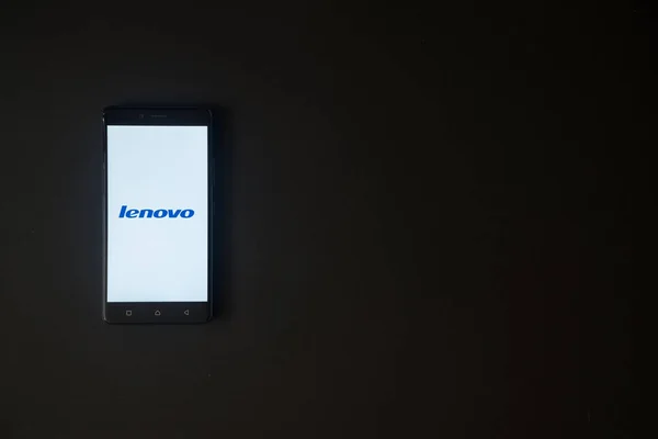 黒の背景にスマート フォンの画面に Lenovo ロゴ — ストック写真