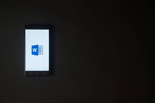 Logotipo de Microsoft Office Word en la pantalla del teléfono inteligente sobre fondo negro — Foto de Stock