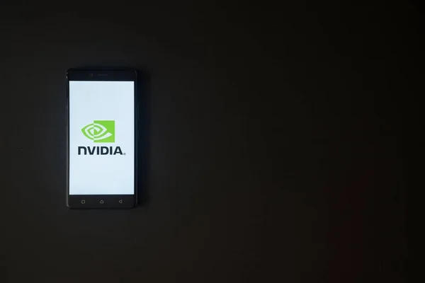 NVIDIA λογότυπο στην οθόνη του smartphone σε μαύρο φόντο — Φωτογραφία Αρχείου