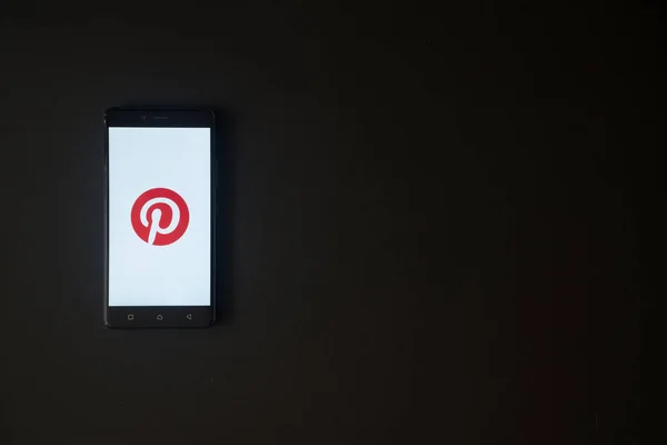 Logotipo do Pinterest na tela do smartphone no fundo preto — Fotografia de Stock