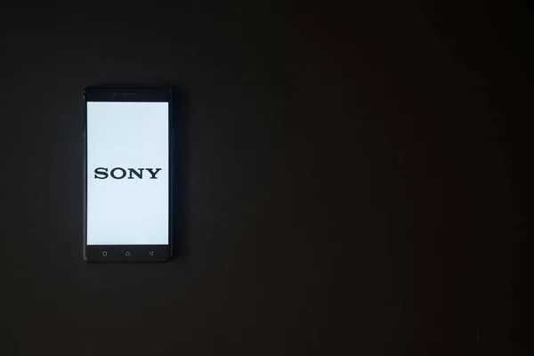 Logotipo da Sony na tela do smartphone no fundo preto — Fotografia de Stock