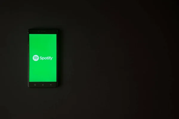 Spotify λογότυπο στην οθόνη του smartphone σε μαύρο φόντο — Φωτογραφία Αρχείου