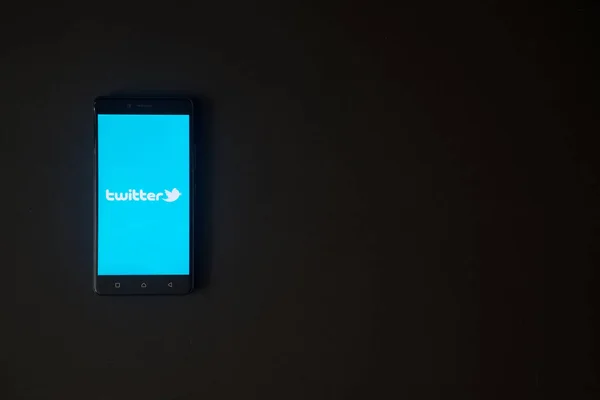 Twitter logo op het scherm van de smartphone op zwarte achtergrond — Stockfoto