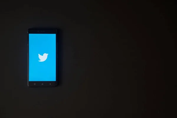 Logotipo do Twitter na tela do smartphone no fundo preto — Fotografia de Stock