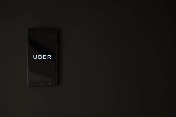 Логотип Uber на экране смартфона на черном фоне — стоковое фото