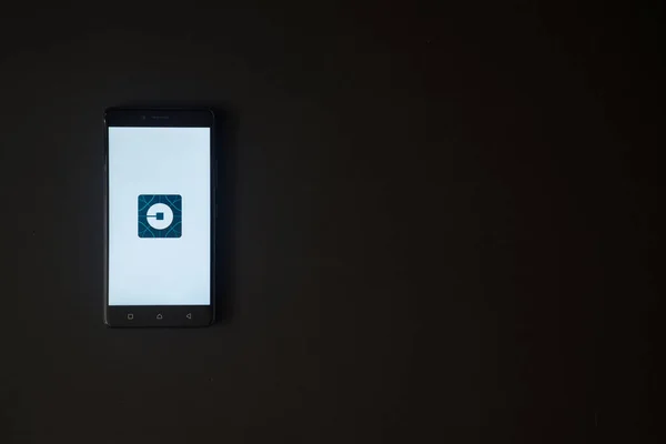 Uber-logo op het scherm van de smartphone op zwarte achtergrond — Stockfoto
