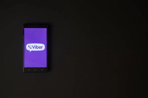 Viber-logo op het scherm van de smartphone op zwarte achtergrond — Stockfoto