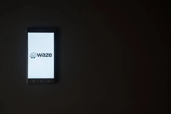 Logotipo de Waze en la pantalla del teléfono inteligente sobre fondo negro — Foto de Stock