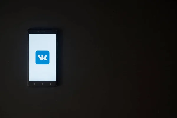 Logotipo de Vkontakte en la pantalla del teléfono inteligente sobre fondo negro — Foto de Stock