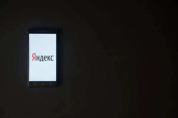 Yandex λογότυπο στην οθόνη του smartphone σε μαύρο φόντο — Φωτογραφία Αρχείου