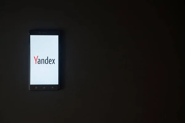 Logo Yandex en pantalla de smartphone sobre fondo negro — Foto de Stock