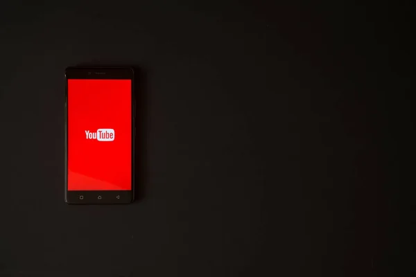 Logotipo do Youtube na tela do smartphone no fundo preto — Fotografia de Stock