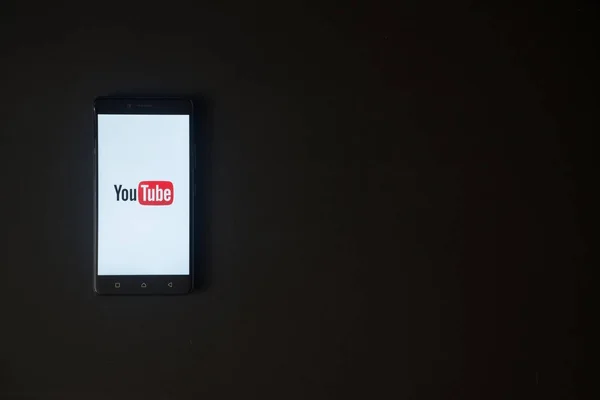 Youtube-Logo auf Smartphone-Bildschirm auf schwarzem Hintergrund — Stockfoto